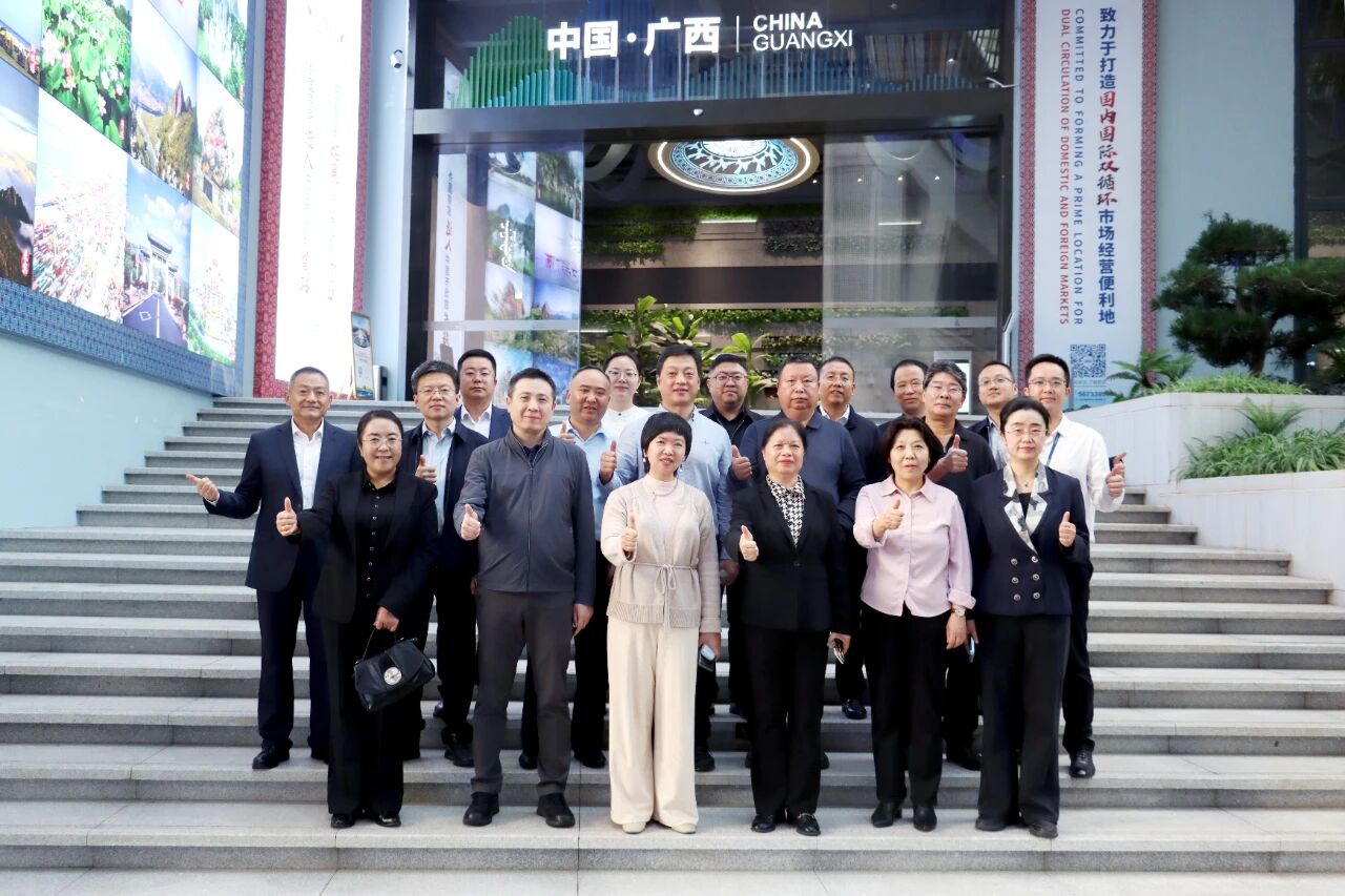 西部多省區(qū)市商務(wù)部門領(lǐng)導(dǎo)到匯聚中心參觀調(diào)研