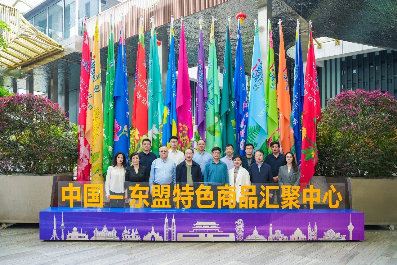 南京市政協(xié)黨組副書記蔣躍建一行參訪中新物流園、匯聚中心和水果交易中心